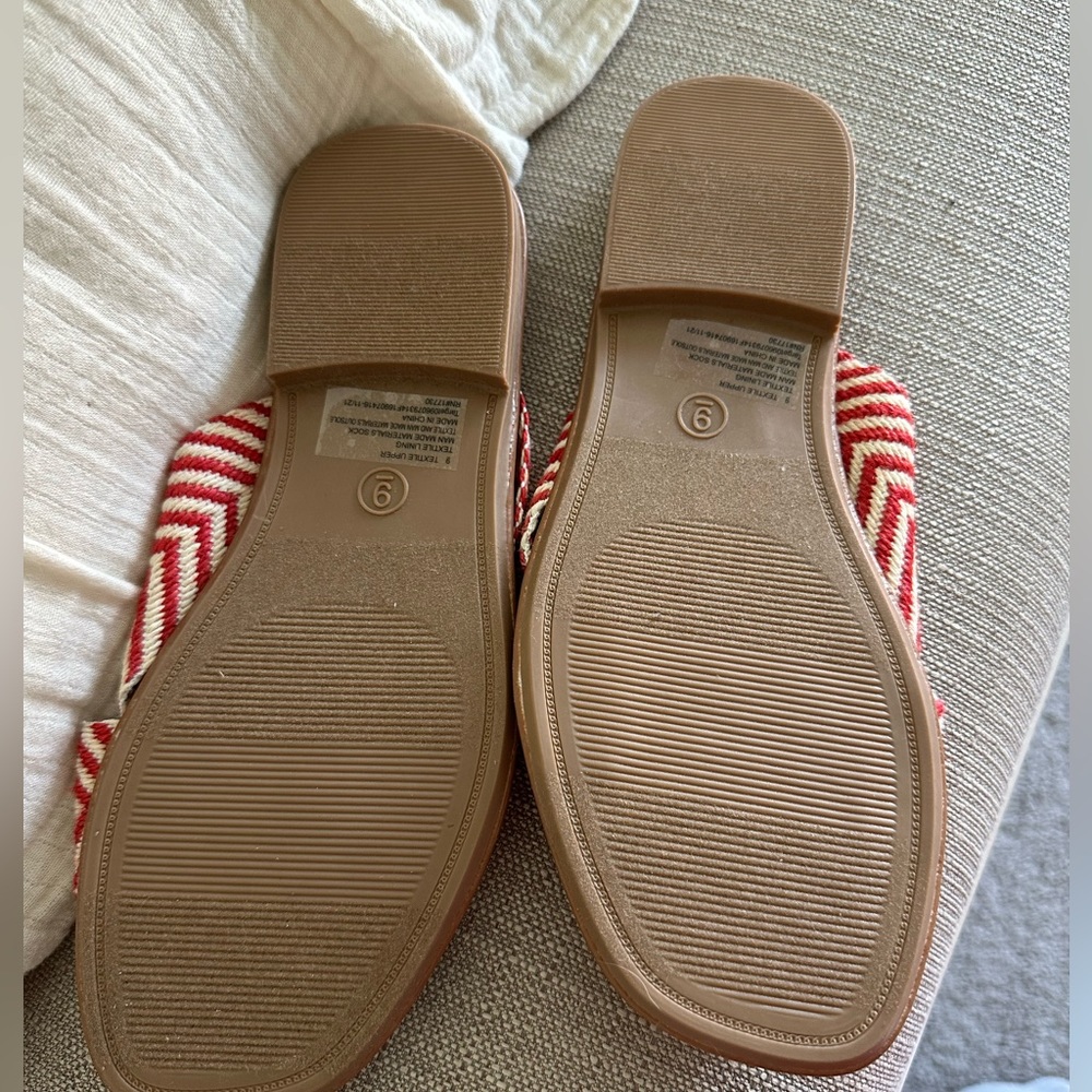 Universal Thread Sandals - Picture 2 of 2